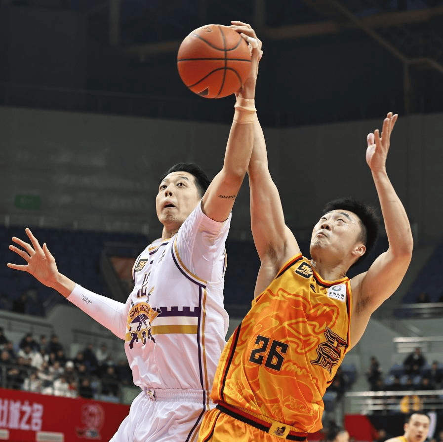 北京男篮客场迎战江苏队，决胜关键时刻的简单介绍